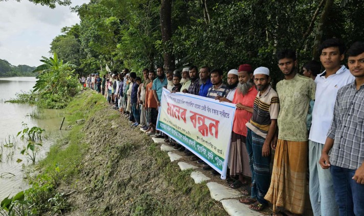 নদীভাঙনে সড়ক বিলীন, দুমকিতে মানববন্ধন